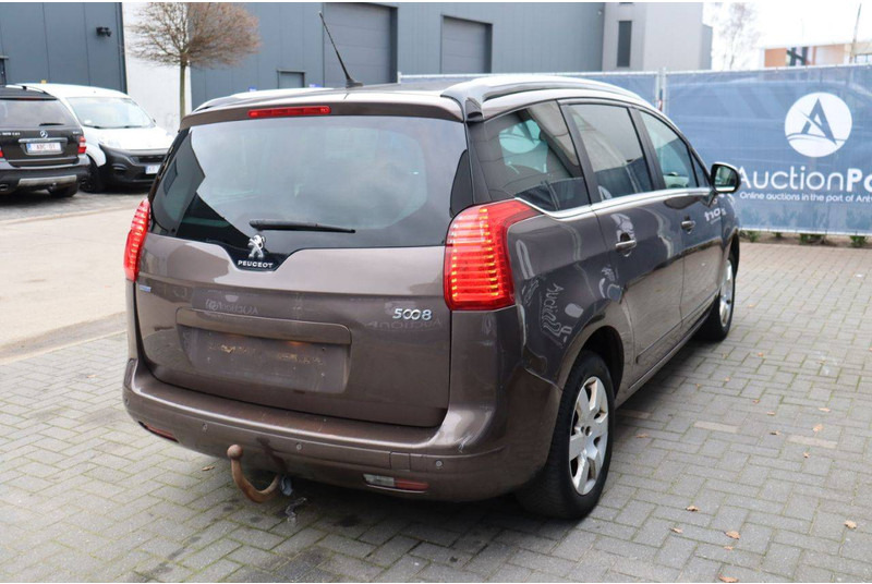 Внедорожник Peugeot 5008: фото 7