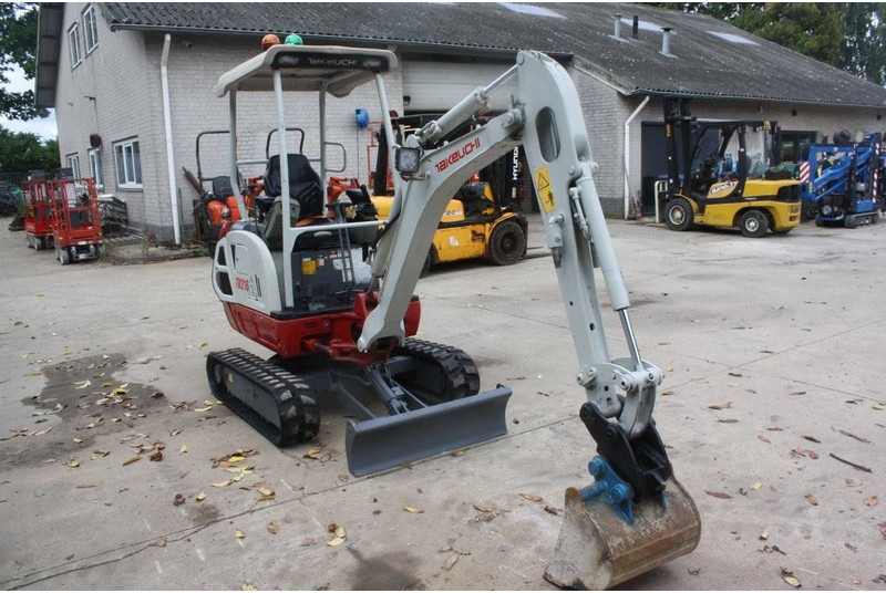 Takeuchi TB216 - Мини-экскаватор: фото 5 Takeuchi TB216 - Мини-экскаватор: фото 5