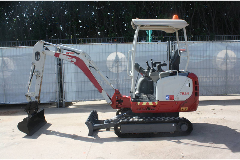 Takeuchi TB216 - Мини-экскаватор: фото 2 Takeuchi TB216 - Мини-экскаватор: фото 2