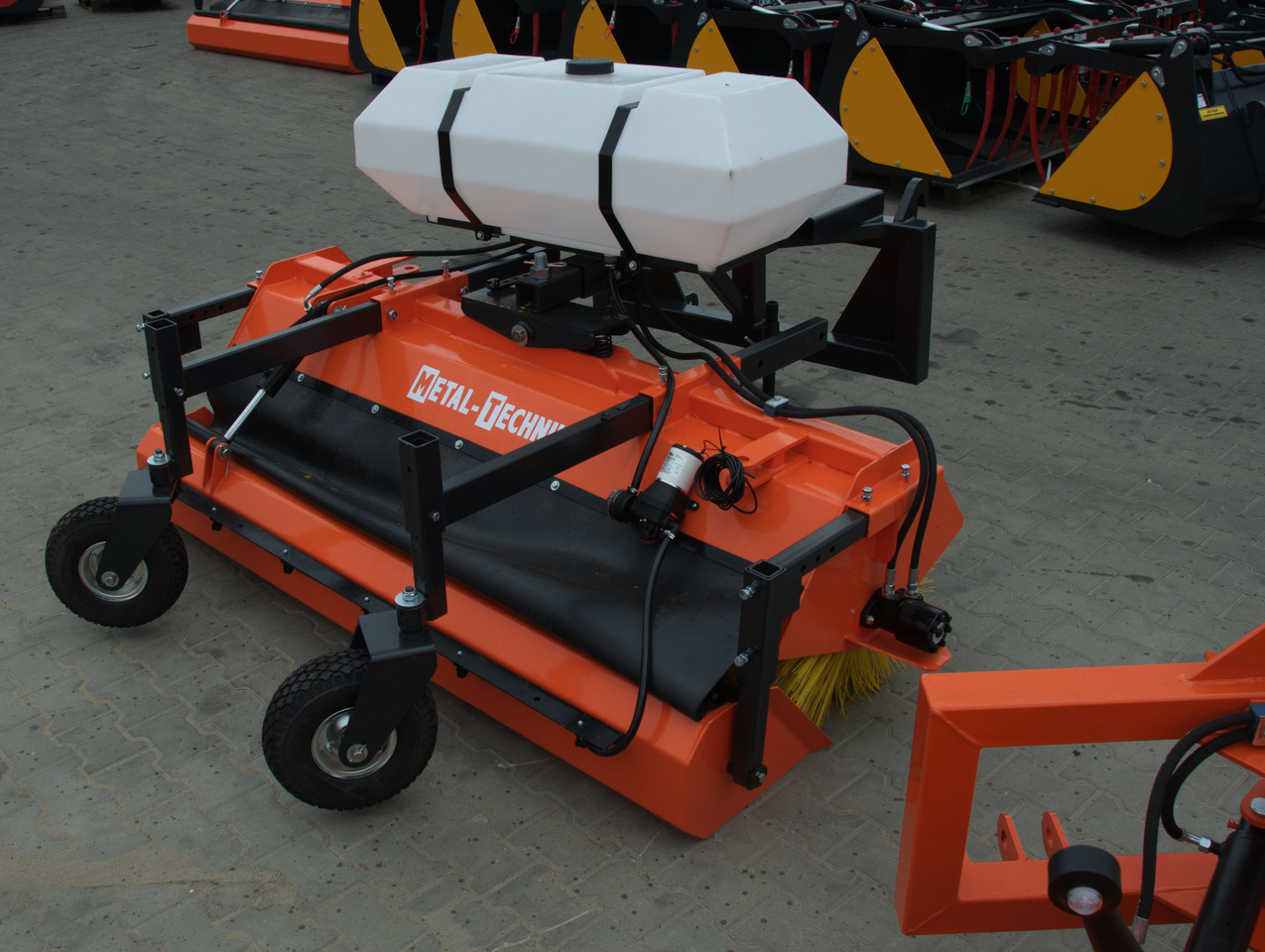 Metal-Technik Zamiatarka 1400 mm / Kehrmaschine 1400 mm/Sweeper 1400 mm/ Подметальная машина 1400 мм - Щетка: фото 4 Metal-Technik Zamiatarka 1400 mm / Kehrmaschine 1400 mm/Sweeper 1400 mm/ Подметальная машина 1400 мм - Щетка: фото 4