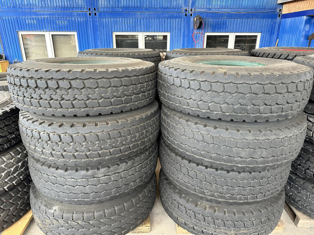 Liebherr Zubehör = Kompletträder 16 x Bridgestone VHS 445/95 R25 (16.00 R25) - Мобильный кран: фото 1 Liebherr Zubehör = Kompletträder 16 x Bridgestone VHS 445/95 R25 (16.00 R25) - Мобильный кран: фото 1