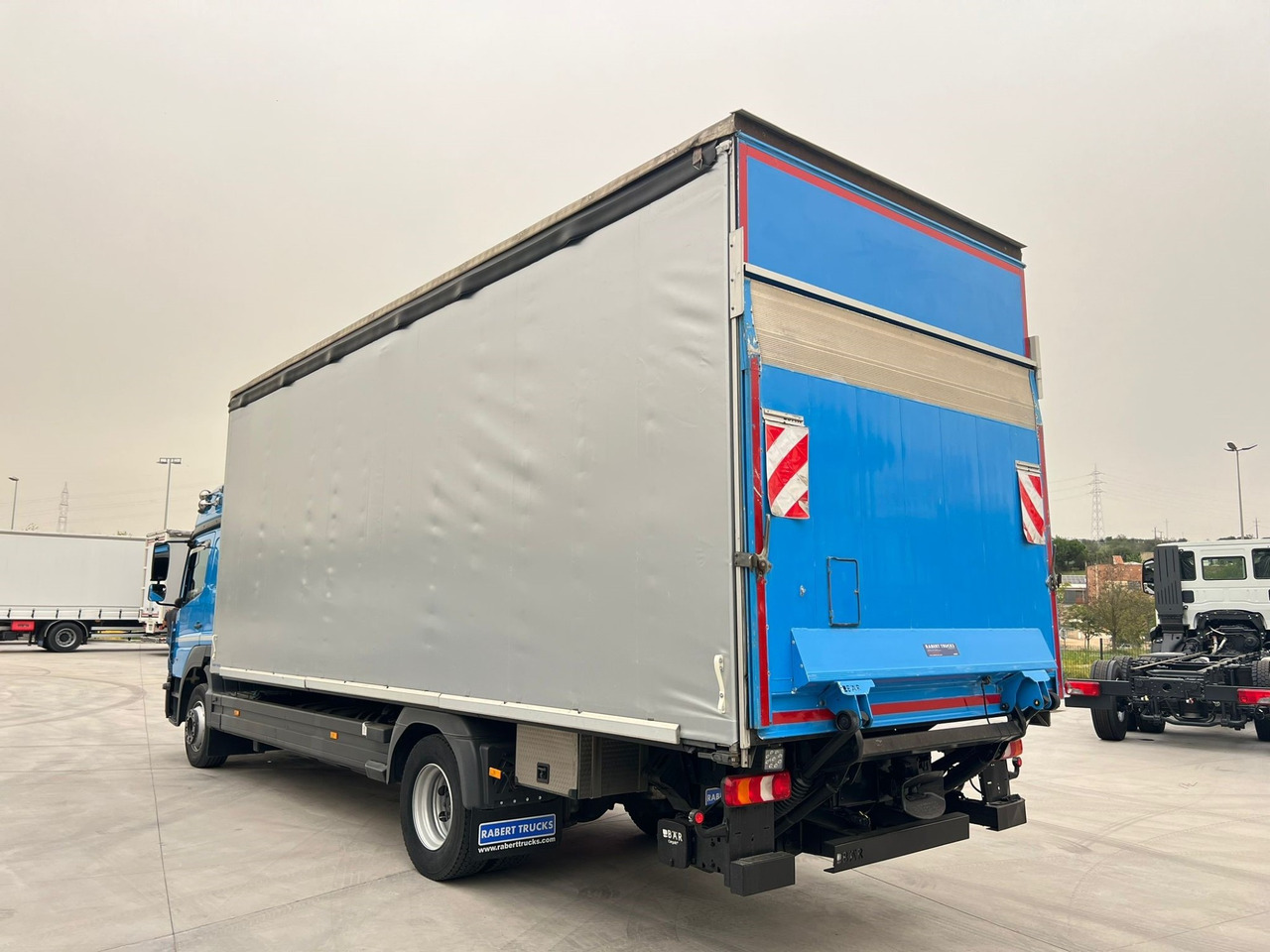 MERCEDES BENZ 13.30L Atego E6 (Tauliner) - Тентованный грузовик: фото 4 MERCEDES BENZ 13.30L Atego E6 (Tauliner) - Тентованный грузовик: фото 4