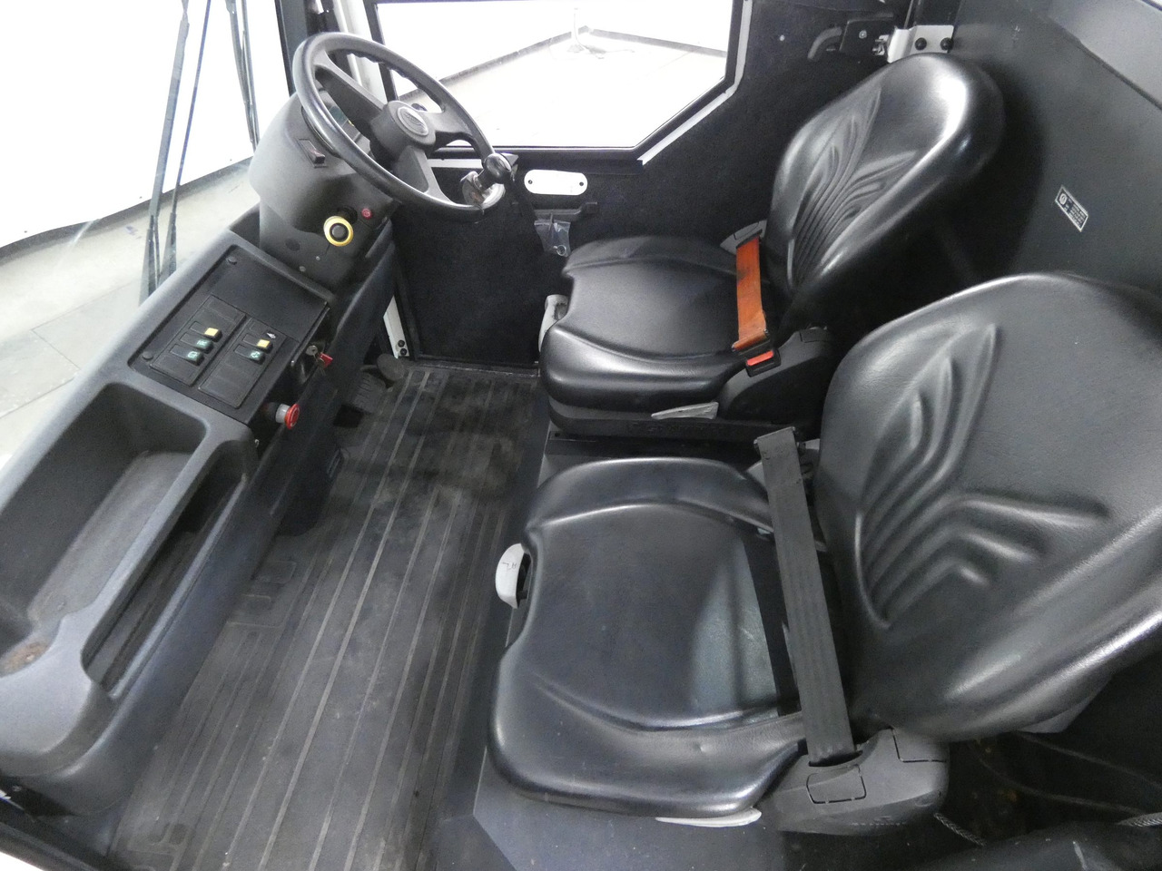 Linde P250 - Складской тягач: фото 3 Linde P250 - Складской тягач: фото 3