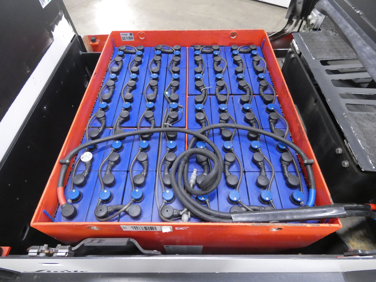 Linde P250 - Складской тягач: фото 4 Linde P250 - Складской тягач: фото 4