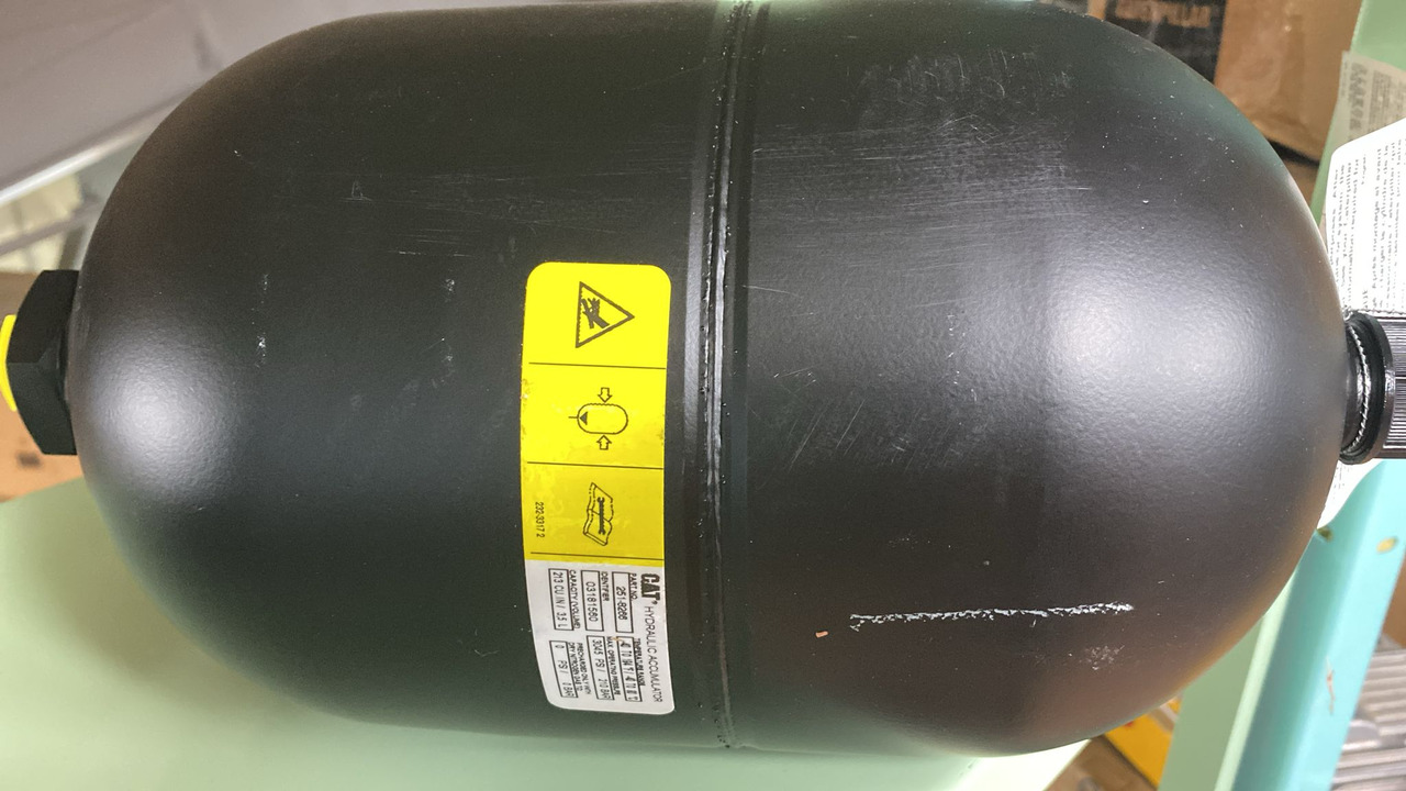 CATERPILLAR 251-8266: 3.45 Liter Compressed Nitrogen Gas Accumulator - Запчасти для Экскаваторов: фото 1 CATERPILLAR 251-8266: 3.45 Liter Compressed Nitrogen Gas Accumulator - Запчасти для Экскаваторов: фото 1
