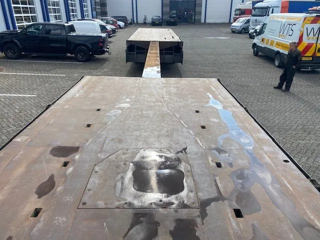 Floor robuuste vlakke oplegger ,uitschuifbaar, ,stuurassen, 20 mtr met stalen bodem/frame. kranenprofiel. - Полуприцеп бортовой/ Платформа: фото 2 Floor robuuste vlakke oplegger ,uitschuifbaar, ,stuurassen, 20 mtr met stalen bodem/frame. kranenprofiel. - Полуприцеп бортовой/ Платформа: фото 2