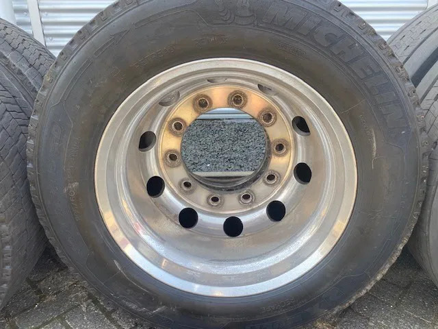 Michelin 355/50x22,5 - 2 stuks en 295/60x22,5 - 4 stuks - Шина для Грузовиков: фото 2 Michelin 355/50x22,5 - 2 stuks en 295/60x22,5 - 4 stuks - Шина для Грузовиков: фото 2
