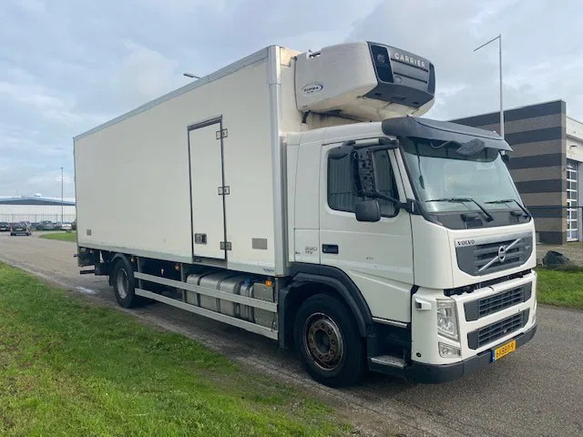 Volvo FM 330 koel vries 2 temperaturen ,CARRIER,met tussenwand, zijdeur en laadklep - Рефрижератор: фото 2 Volvo FM 330 koel vries 2 temperaturen ,CARRIER,met tussenwand, zijdeur en laadklep - Рефрижератор: фото 2